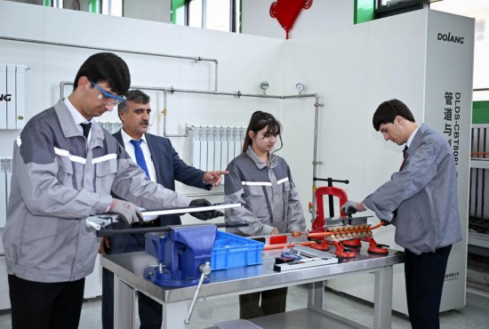 5月31日，学生们在塔吉克斯坦首都杜尚别的鲁班工坊内学习。新华社记者李任滋摄