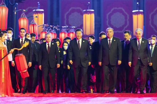 2023年5月18日晚，国家主席习近平和夫人彭丽媛在陕西省西安市大唐芙蓉园为出席中国-中亚峰会的中亚国家元首夫妇举行欢迎仪式和欢迎宴会。这是习近平和彭丽媛同贵宾们共同前往元功门举行欢迎宴会。新华社记者黄敬文摄
