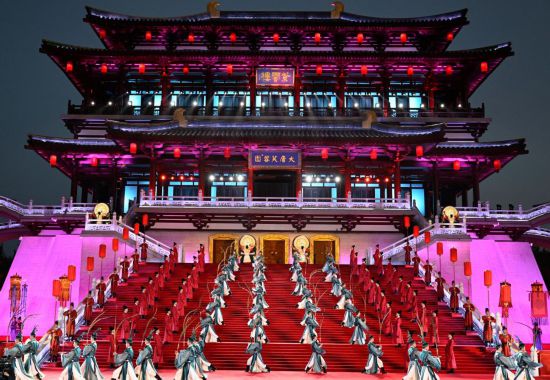 这是2023年5月18日在陕西省西安市大唐芙蓉园拍摄的中国－中亚峰会欢迎仪式。新华社记者 申宏 摄