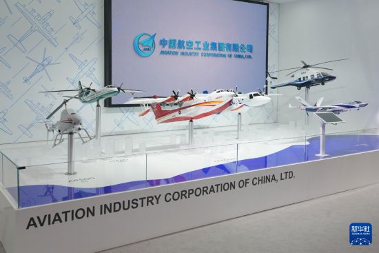 这是在法国巴黎近郊举行的第55届巴黎-布尔歇国际航空航天展览会（巴黎航展）上拍摄的中国航空工业集团展台产品模型（6月15日摄）。新华社发（中国航空工业集团供图）