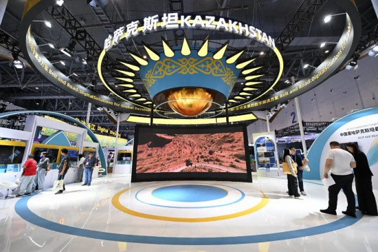 2024年9月24日，在杭州举行的第三届全球数字贸易博览会上哈萨克斯坦展区吸引参观者参观。中新社记者王刚 摄
