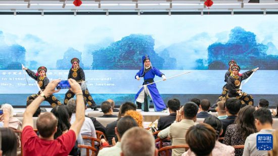 6月16日，在塞尔维亚首都贝尔格莱德中国文化中心，来自广州粤剧院的演员表演粤剧选段。新华社发（王韡摄）
