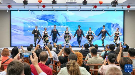 6月16日，在塞尔维亚首都贝尔格莱德中国文化中心，塞尔维亚演员展示当地传统舞蹈科罗舞。新华社发（王韡摄）