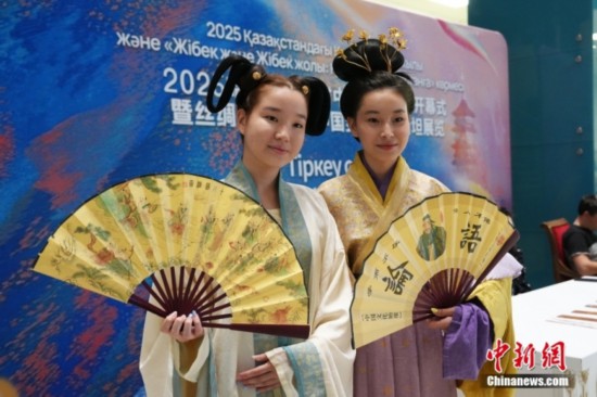 当地时间6月16日，哈萨克斯坦“中国旅游年”开幕式在位于阿斯塔纳的哈萨克斯坦国家博物馆举行。开幕式上举办了文艺演出、汉服时装秀、非遗体验等活动。图为身穿汉服的哈萨克斯坦青年在活动现场与观众互动。中新社记者 单璐 摄