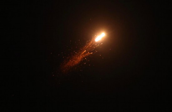 6月19日凌晨，在以色列特拉维夫，防空系统发射拦截弹拦截来袭的导弹。新华社发（贾马尔·阿瓦德摄）