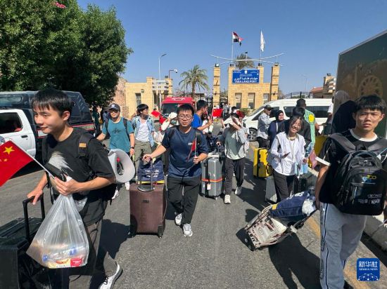 6月19日，从以色列撤离的中国公民从埃及南西奈省塔巴口岸进入埃及。新华社发（艾哈迈德·戈马摄）