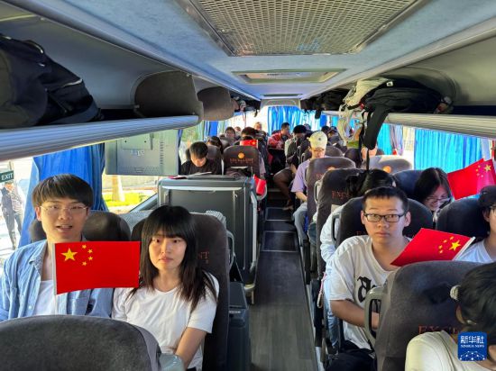 6月19日，在埃及南西奈省塔巴口岸，从以色列撤离的中国公民乘车离开。新华社发（艾哈迈德·戈马摄）