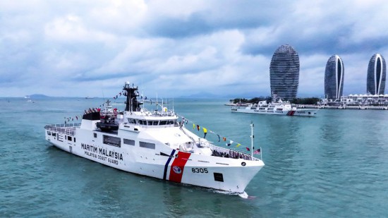   马来西亚海事执法局8305船到访海南三亚开展港口访问。（中国海警局南海分局供图）