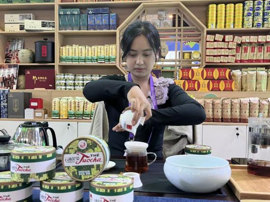   6月23日，第9届南博会期间，茶艺师在展位冲泡销法沱。新华社记者 丁怡全 摄