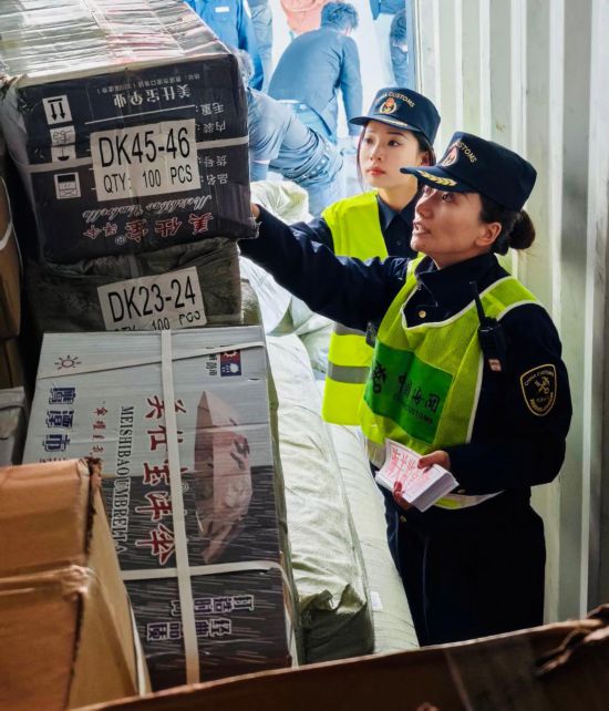 　　5月29日，拉萨海关所属日喀则海关关员对南亚班列转关货物开展查验作业。（拉萨海关供图）