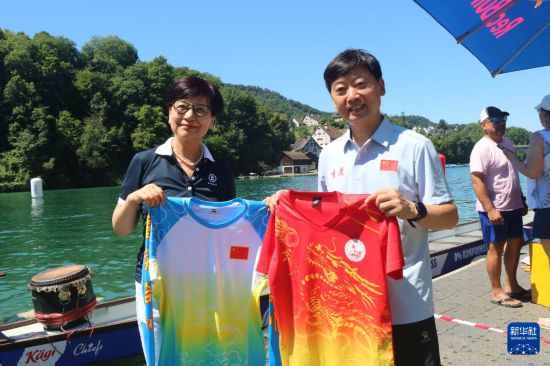 　6月29日，在瑞士埃格利绍，中国重庆合川队代表与瑞士苏黎世州华侨华人组织的“龙战队”代表交换队服。新华社记者 王其冰 摄