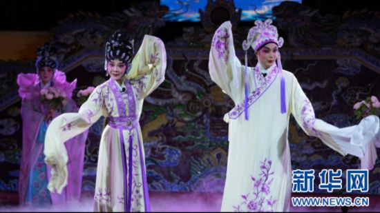 图为6月29日在越南顺化大内皇宫阅是堂剧院表演的粤剧《牡丹亭·惊梦》。记者 胡佳丽 摄