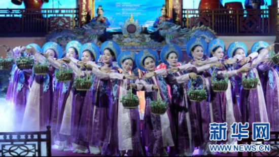 图为6月29日在越南顺化大内皇宫阅是堂剧院表演的越南节目。记者 胡佳丽 摄