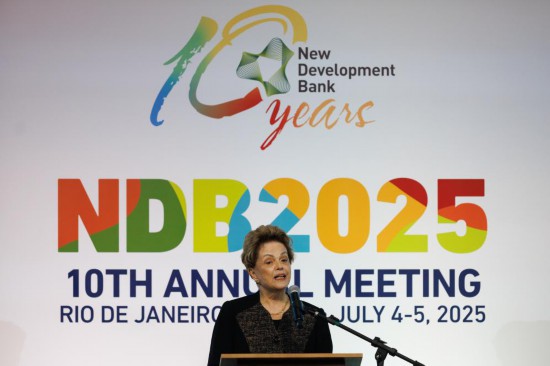   7月4日，在巴西里约热内卢举行的新开发银行2025年年会上，巴西前总统、金砖国家新开发银行行长迪尔玛·罗塞芙发表讲话。新华社发（克劳迪娅·马尔提尼摄）