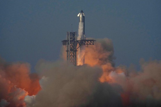 5月27日，美国太空探索技术公司新一代重型运载火箭“星舰”在得克萨斯州实施第九次试飞。新华社/美联