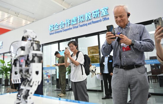 7月7日，来津参加“世界市长对话·上合峰会城市”活动的嘉宾在天津轻工职业技术学院参观。新华社记者 李然 摄