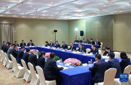 当地时间7月8日，国务院总理李强在里约热内卢出席在巴西中资企业座谈会。新华社记者 王晔 摄