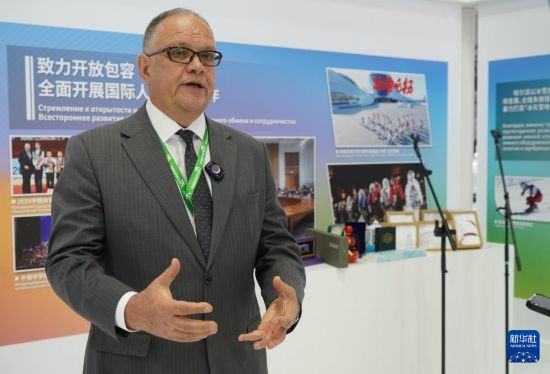 7月7日，俄罗斯驻华商务代表阿列克谢·达赫诺夫斯基在俄罗斯叶卡捷琳堡市举行的第九届中俄博览会期间接受新华社记者专访。新华社记者 刘恺 摄