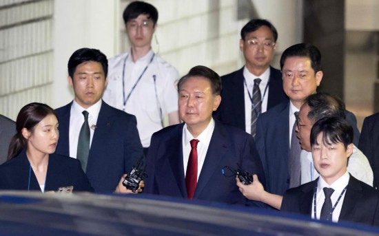 7月9日晚，韩国前总统尹锡悦接受讯问后走出首尔中央地方法院。新华社/纽西斯通讯社