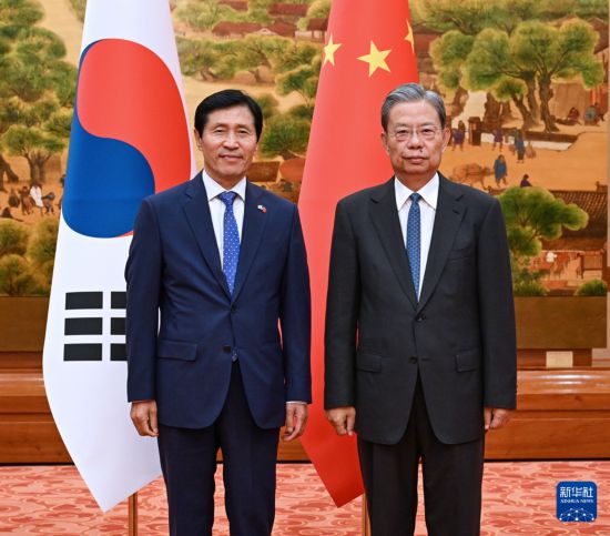 7月10日，全国人大常委会委员长赵乐际在北京会见韩国国会副议长李学永。新华社记者 饶爱民 摄