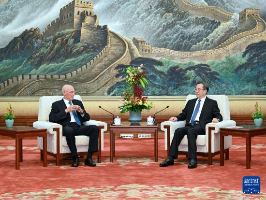 丁Xuexiang遇到了前美国财政部长Paulson