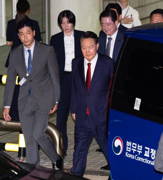 7月9日晚，韩国前总统尹锡悦接受讯问后走出首尔中央地方法院。新华社/纽西斯通讯社