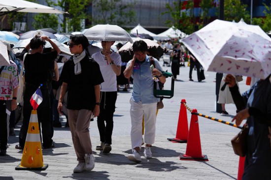 　　2025年7月10日，游客在日本大阪世博会园区内游览参观。近日，日本多地出现高温天气。日本气象厅和环境省向多地发布“中暑警戒警报”，提醒民众注意防暑。新华社记者 贾浩成 摄