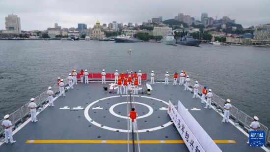   7月31日，参加中俄“海上联合-2025”联合演习的中方舰艇编队指挥舰绍兴舰抵达俄罗斯符拉迪沃斯托克某军港。新华社发（段振军摄）