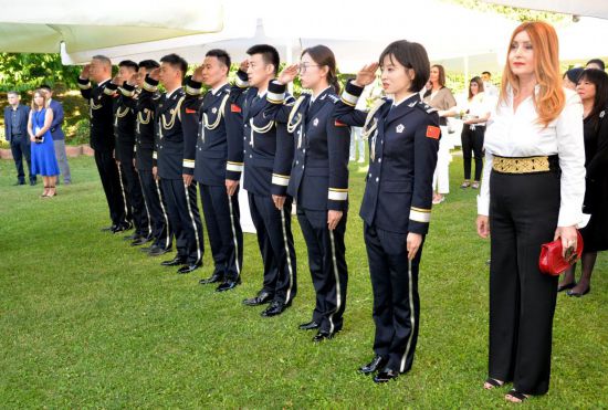 7月17日，在位于克罗地亚首都萨格勒布的中国驻克罗地亚大使馆，中国警员参加第六次中国与克罗地亚警务联巡启动仪式。新华社记者李学军摄