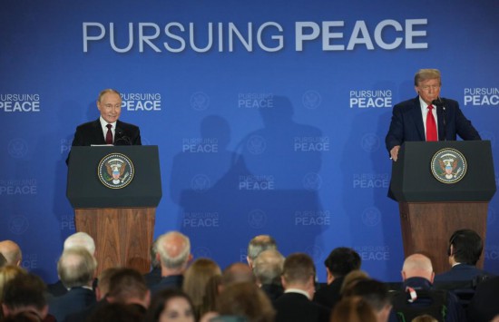 8月15日,美国总统特朗普(右)与俄罗斯总统普京在美国阿拉斯加州安克雷奇市埃尔门多夫-理查森联合军事基地举行会晤后共同出席联合记者会。新华社记者吴晓凌摄