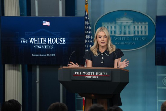 8月12日,在美国首都华盛顿白宫,白宫新闻秘书莱维特出席记者会。新华社记者胡友松摄