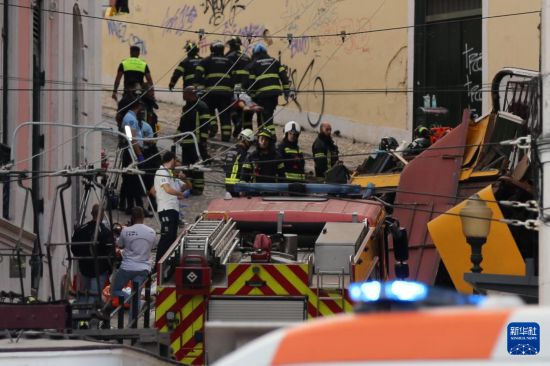 9月3日，救援人员在葡萄牙里斯本有轨升降缆车事故现场工作。新华社记者 荀伟 摄