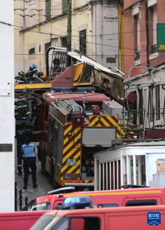 9月3日，救援人员在葡萄牙里斯本有轨升降缆车事故现场工作。新华社记者 荀伟 摄