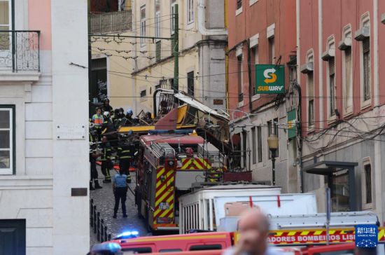  9月3日，救援人员在葡萄牙里斯本有轨升降缆车事故现场工作。新华社记者 荀伟 摄