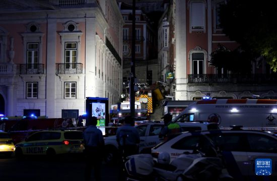 9月3日，救援人员在葡萄牙里斯本有轨升降缆车事故现场工作。新华社记者 荀伟 摄