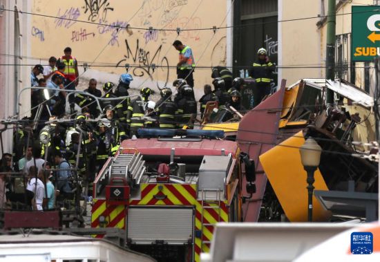 9月3日，救援人员在葡萄牙里斯本有轨升降缆车事故现场工作。新华社记者 荀伟 摄