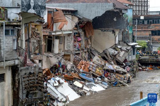 这是9月10日在印度尼西亚巴厘岛登巴萨拍摄的遭到破坏的建筑。新华社发(迪基摄)