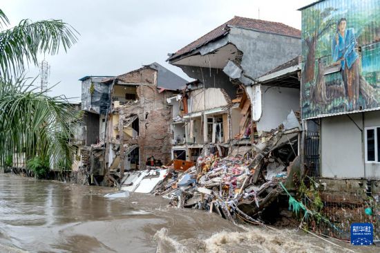 这是9月10日在印度尼西亚巴厘岛登巴萨拍摄的遭到破坏的建筑。新华社发(迪基摄)