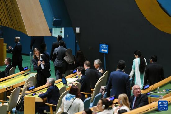 　　9月26日，在位于纽约的联合国总部，众多代表退场抗议。新华社记者李睿摄