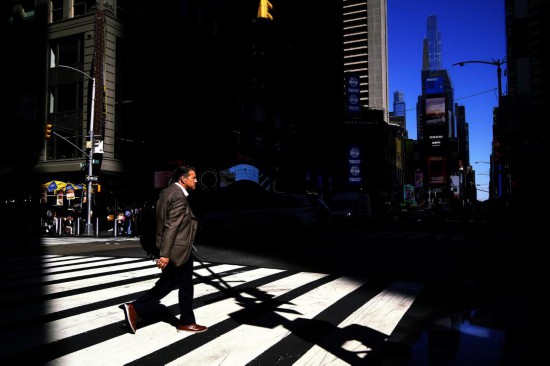   10月1日，在美国纽约曼哈顿的时报广场附近，行人通过人行横道斑马线过马路。新华社记者吴晓凌摄