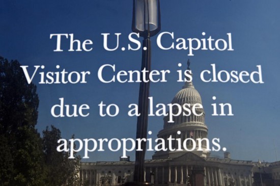   10月1日，在美国华盛顿的美国国会大厦前，公告牌显示国会大厦游客中心因美国联邦政府“停摆”而关闭。新华社记者李睿摄