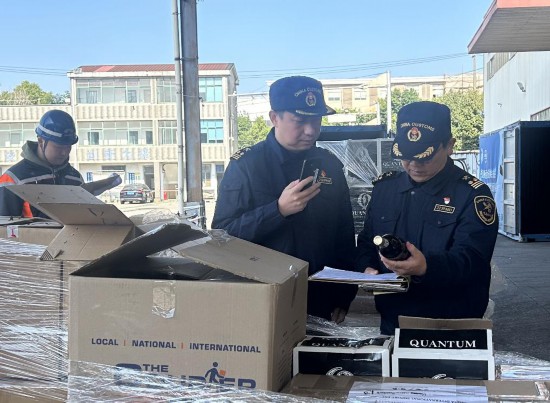 图为上海海关关员对参展第八届进博会的展品进行现场查验，保证快速通关。新华社发（解双双 摄）