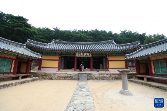 8月3日，游客在韩国庆州的玉山书院参观。新华社记者 姚琪琳 摄