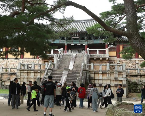 10月17日，游客在韩国庆州的佛国寺参观。新华社记者 姚琪琳 摄