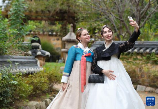 10月16日，游客在韩国庆州的景区校村附近拍照。新华社记者 姚琪琳 摄