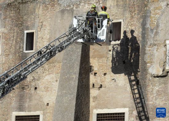 意大利一中世纪塔楼部分坍塌致4人受伤