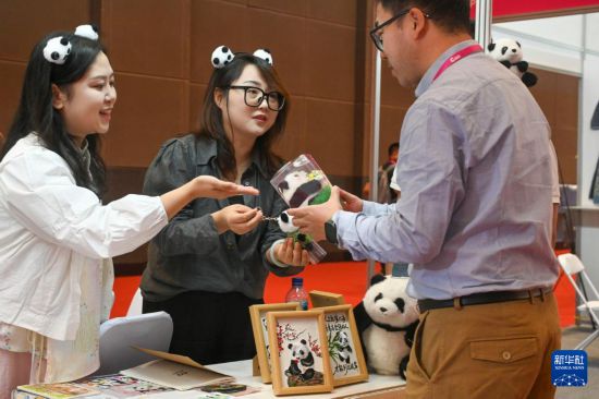 10月29日,人们在印度尼西亚雅加达国际会展中心举行的2025中国(印尼)国际电商产业博览会参观选购。新华社发(祖卡南摄)