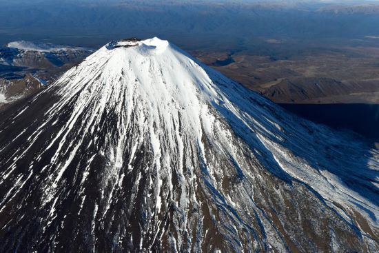 这是2019年6月30日航拍的新西兰汤加里罗国家公园内的瑙鲁霍伊山。新华社记者 郭磊 摄