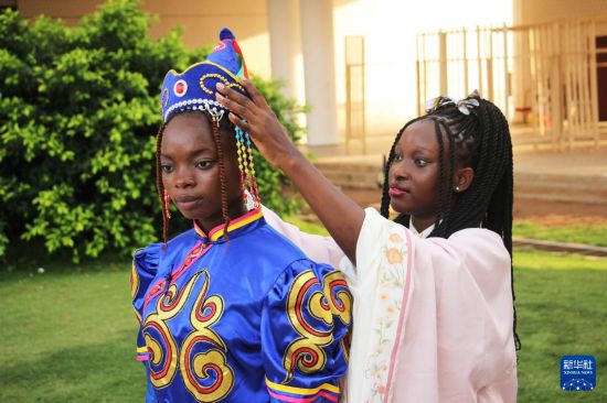 “中国贝宁服装秀”用时代审美演绎历史传承