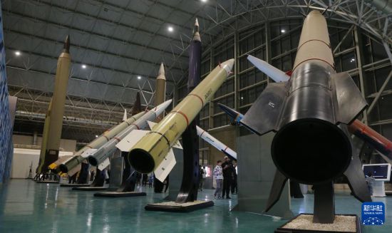 伊朗展示自研导弹与无人机